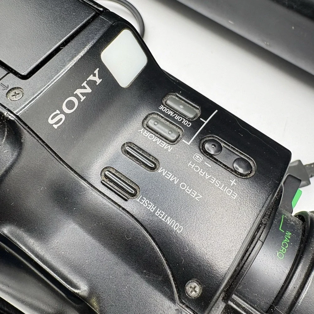 Sony CCD-F70 Camcorder, Hard Shell Case, Accessories VTG Video 8 NTSC Video READ